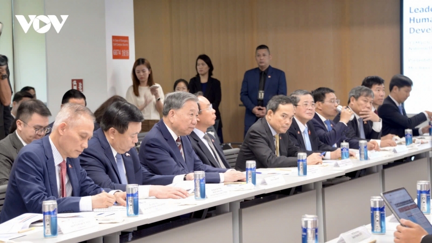 Party leader To Lam visits Pasir Panjang Port, National University of Singapore